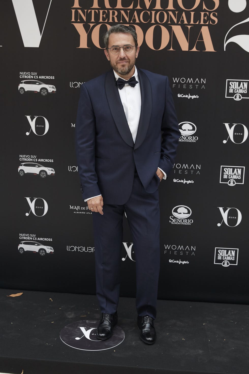 Suit, Formal wear, Tuxedo, Carpet, Premiere, Facial hair, Outerwear, Blazer, Red carpet, Event, 