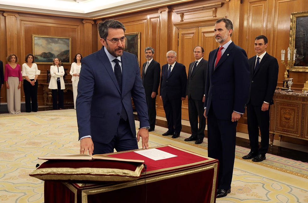 Government, Event, Official, Suit, Businessperson, Room, Speaker, Parliament, Court, 