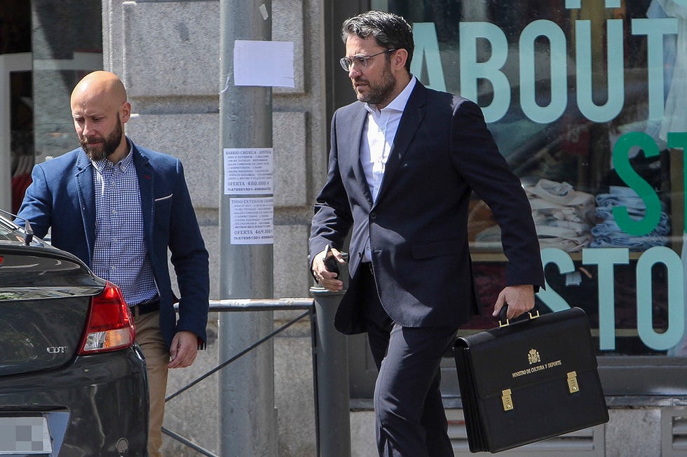 Suit, Fashion, White-collar worker, Luxury vehicle, Urban area, Baggage, Pedestrian, Footwear, Street fashion, Street, 