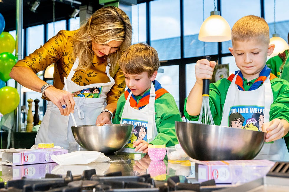 Máxima de Holanda cocinando con niños
