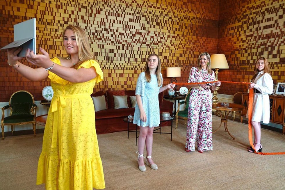 máxima de holanda con sus hijas amalia, alexia y ariane en el día del rey que coincide con el cumpleaños de guillermo de holanda