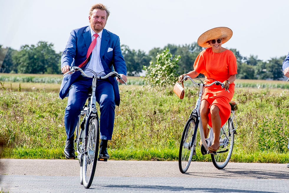 máxima y guillermo de holanda montando en bicicleta en la región de frisia