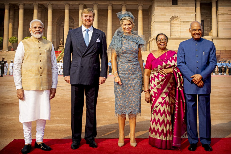 Máxima de Holanda en la India mostrando sus pinquis