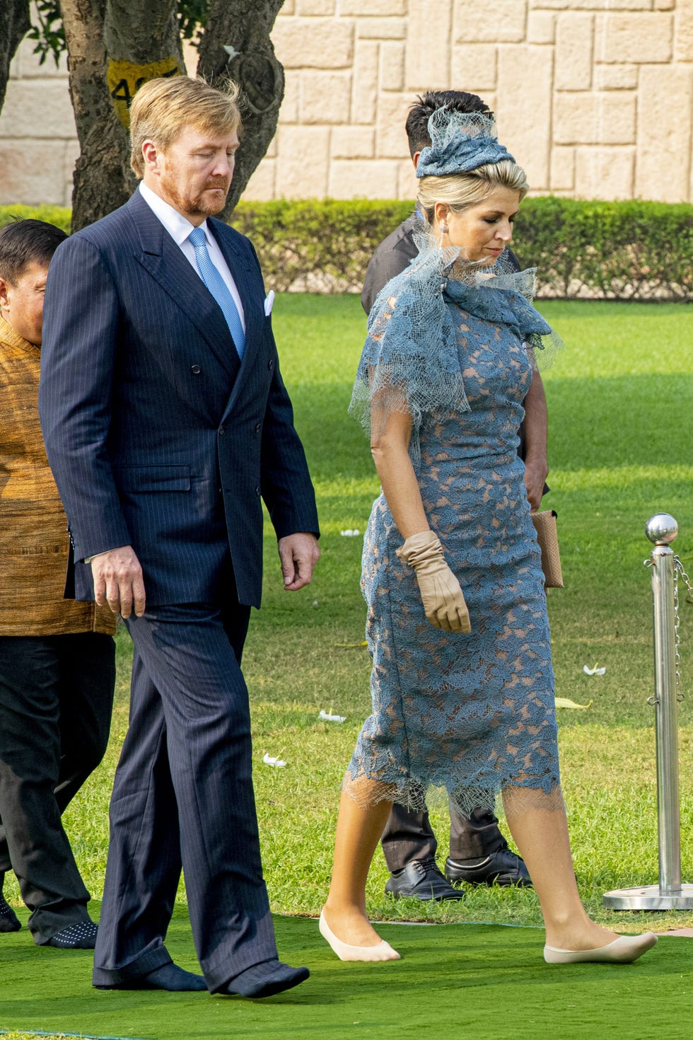 Máxima de Holanda en la India mostrando sus pinquis