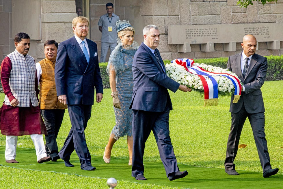 Máxima de Holanda en la India mostrando sus pinquis