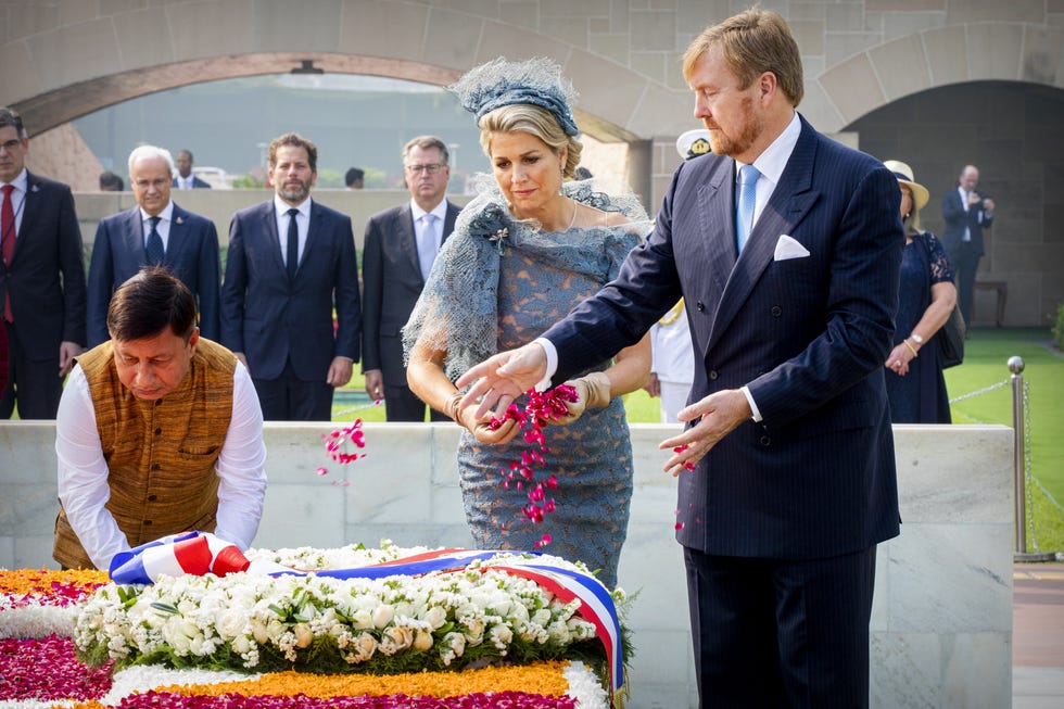 Máxima de Holanda en la India mostrando sus pinquis