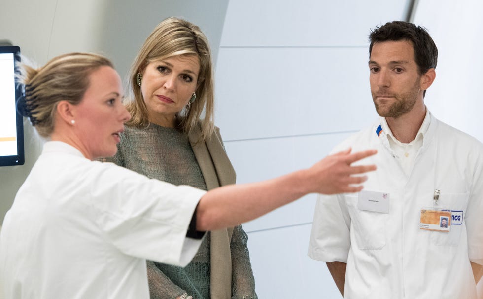 Physician, Uniform, Service, Medical assistant, Gesture, White-collar worker, White coat, Medical, 
