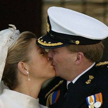 de kus van willem alexander en máxima op het bordes tijdens hun bruiloft in 2002