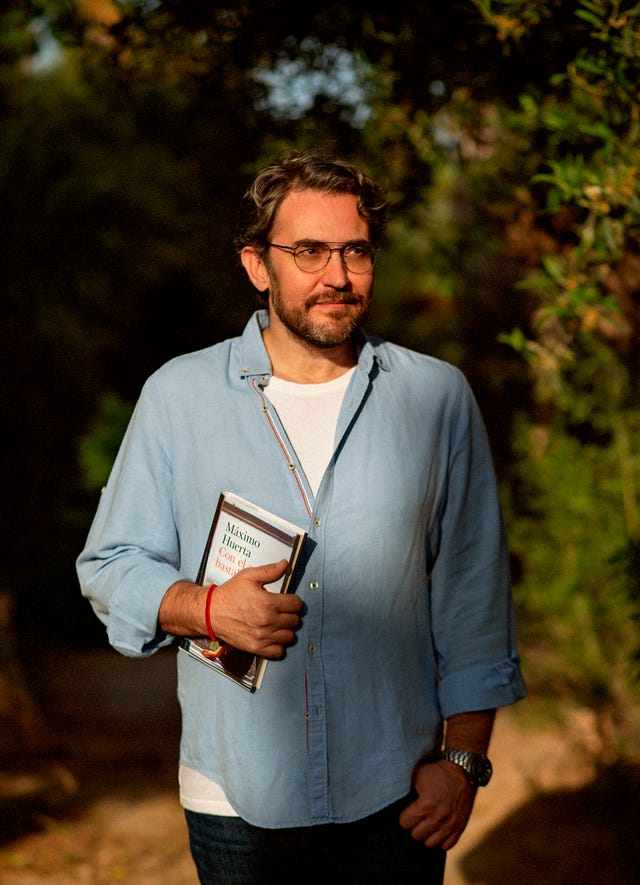 maximo huerta posa con su novela 'con el amor bastaba'