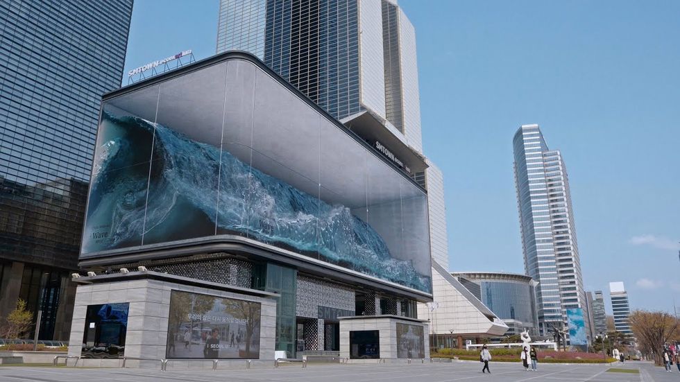 最近在韓國一間用戶體驗（ux）設計公司——d’strict，將首爾街頭第一塊智慧型led曲型電子螢幕打造了一座都市玻璃帷幕的擬真海浪「wave」！