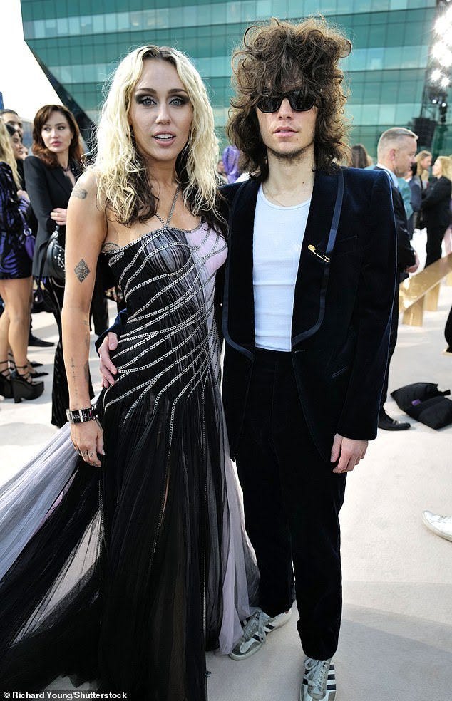 Maxx Morando festeggia la fidanzata Miley Cyrus