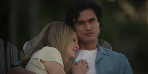 may december, l to r julianne moore as gracie atherton yoo with charles melton as joe cr courtesy of netflix