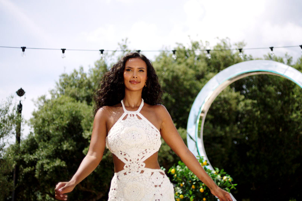 maya jama usa un vestido de ganchillo para el episodio de lanzamiento de la serie 10 de love island