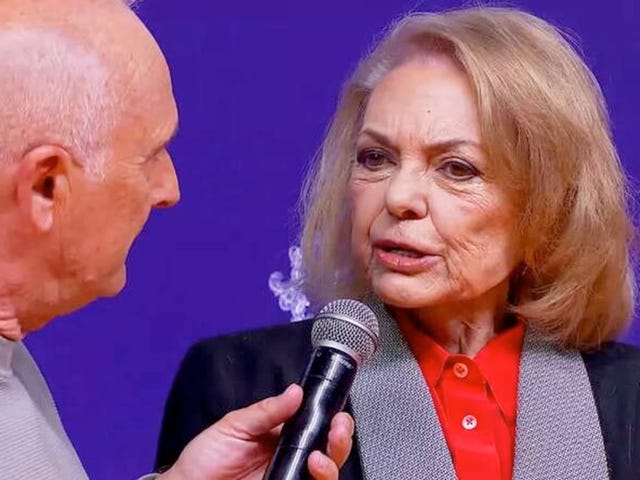mayra gómez kemp, entrevistada por xavier deltell, en el estreno del 'un, dos, tres' de 2023