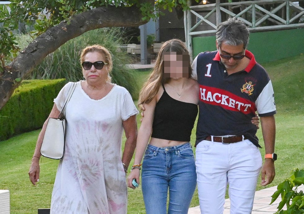 mayte zaldivar, su nieta y fernando marcos visitan con preocupacion a julian munoz tras su ultimo ingreso