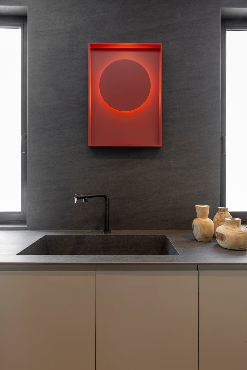 obra de arte de color rojo en la pared