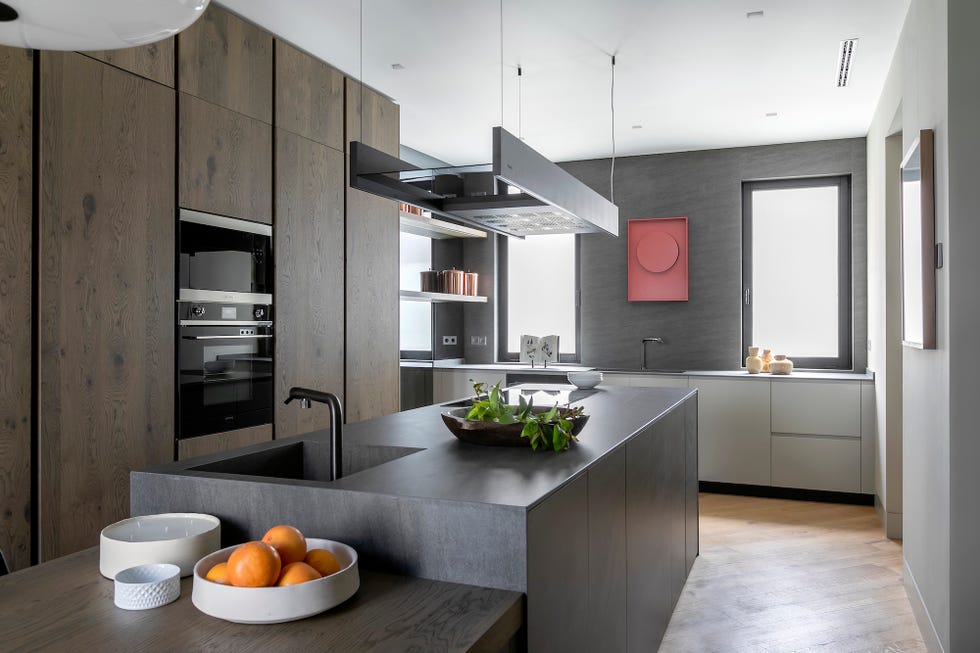 cocina con isla y mesa de comedor anexa