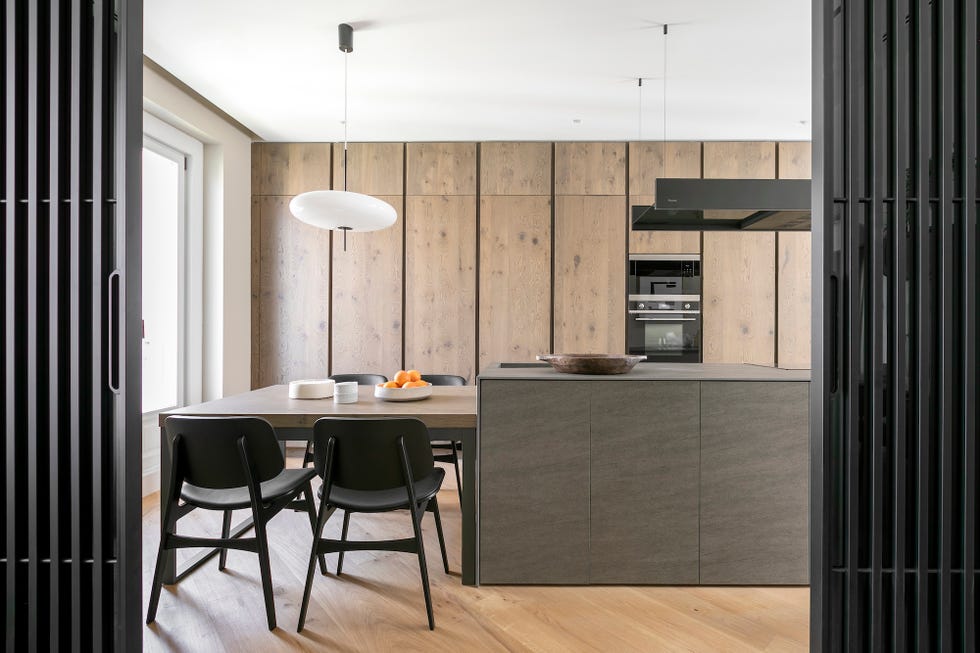 cocina con isla y mesa anexa