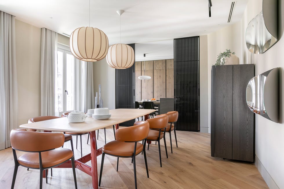 mesa de comedor con sillas de piel camel