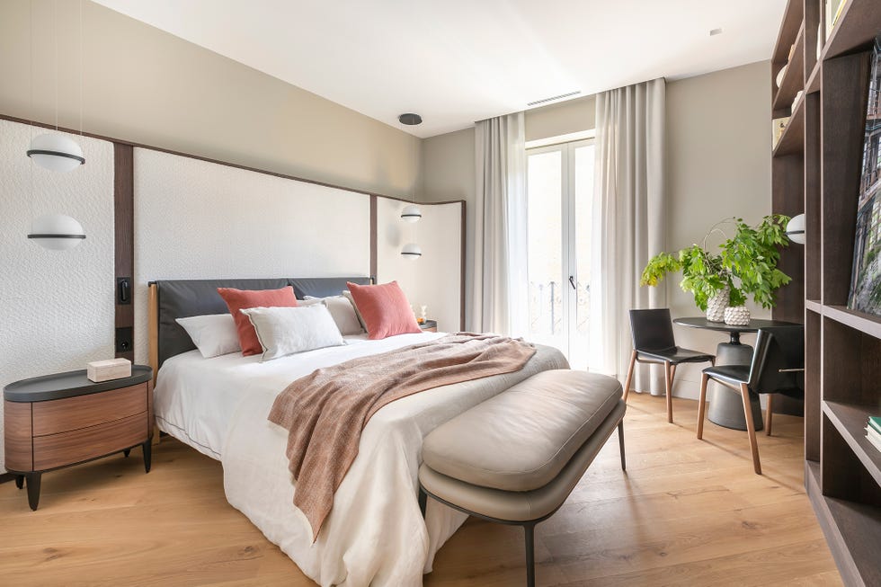 cama con cabecero panelado