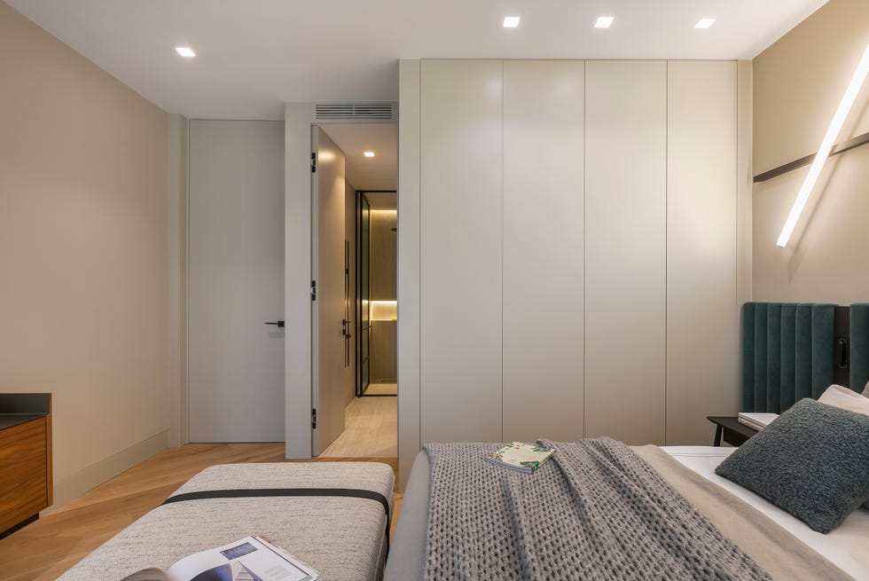 dormitorio con baño en suite