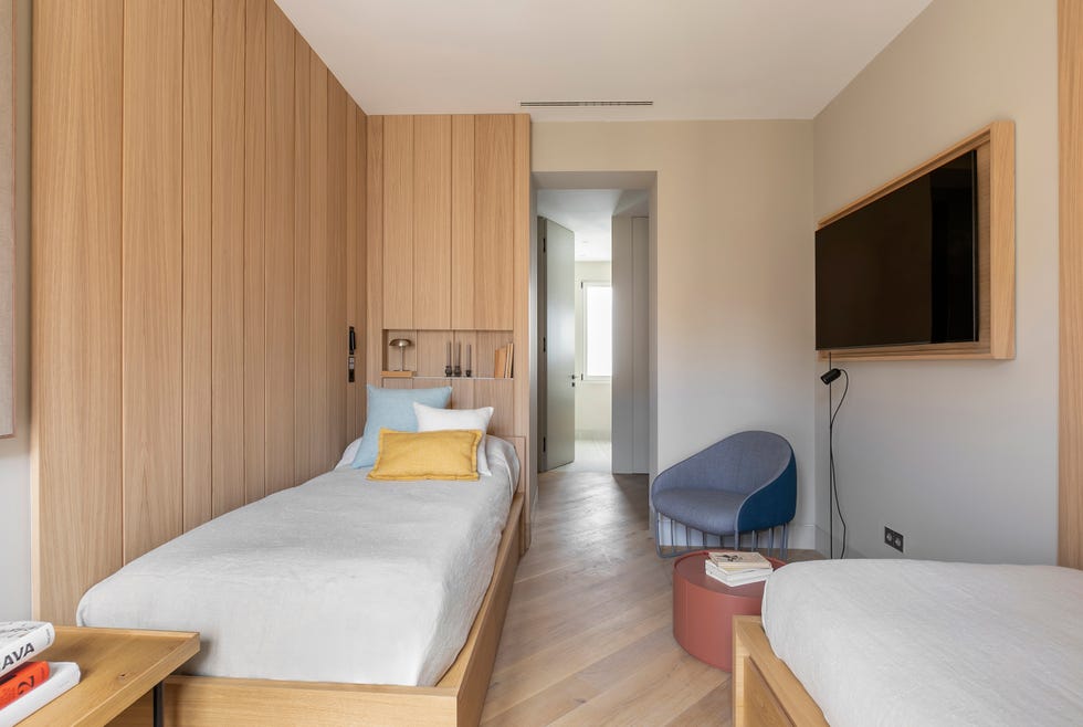cama individual con revestimiento de madera