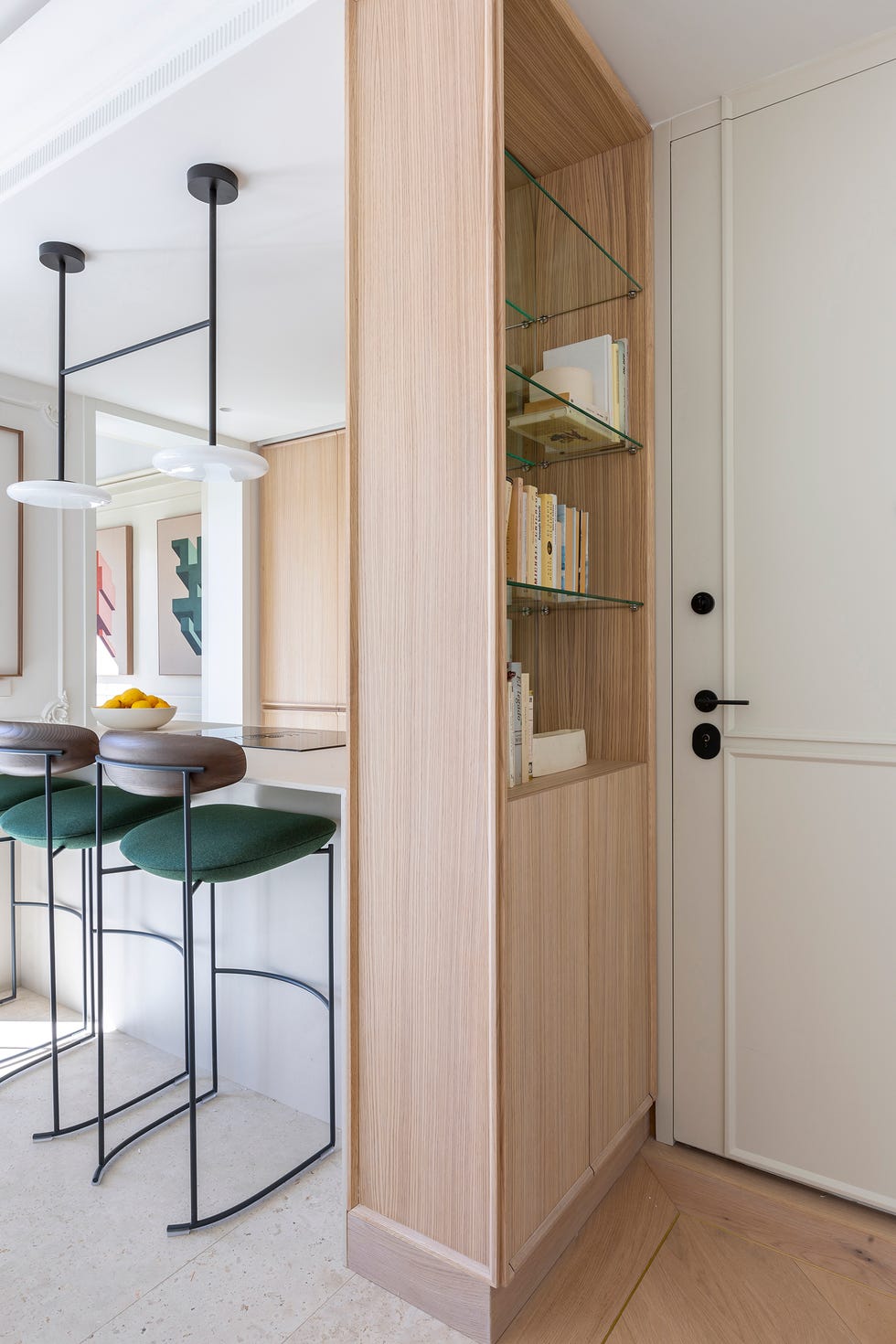 estantería de madera en la cocina