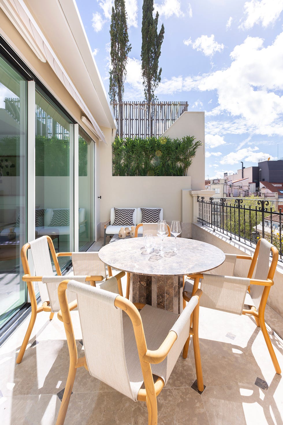 terraza con muebles de exterior y plantas