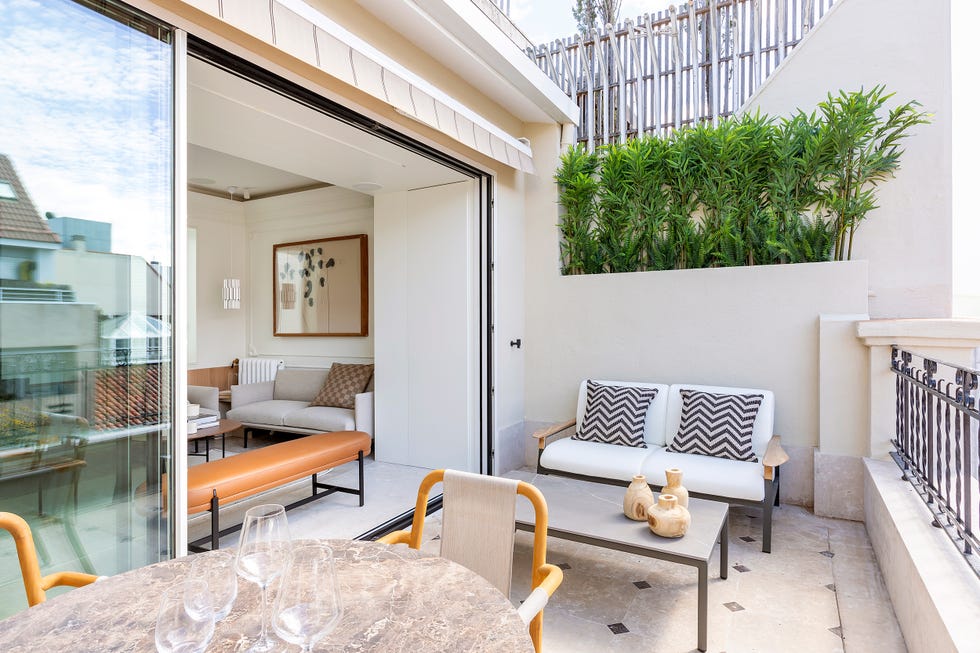 terraza con muebles de exterior y plantas