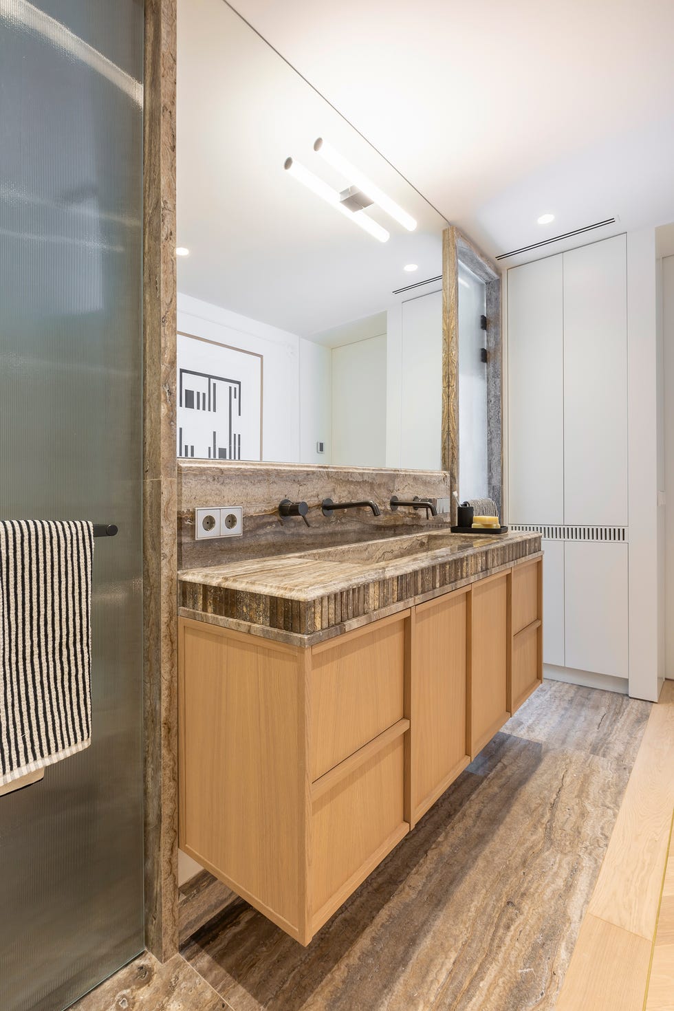 mueble de baño de madera volado con encimera de mármol