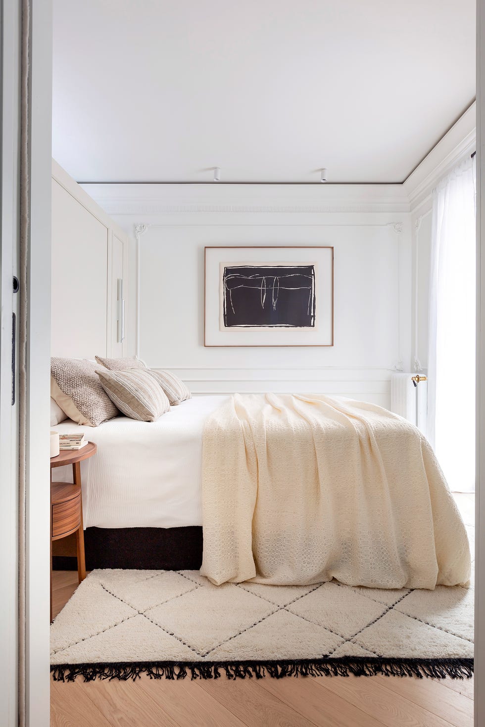 dormitorio con molduras blancas