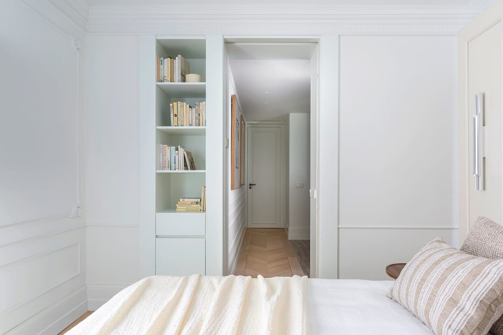 dormitorio con estantería de obra