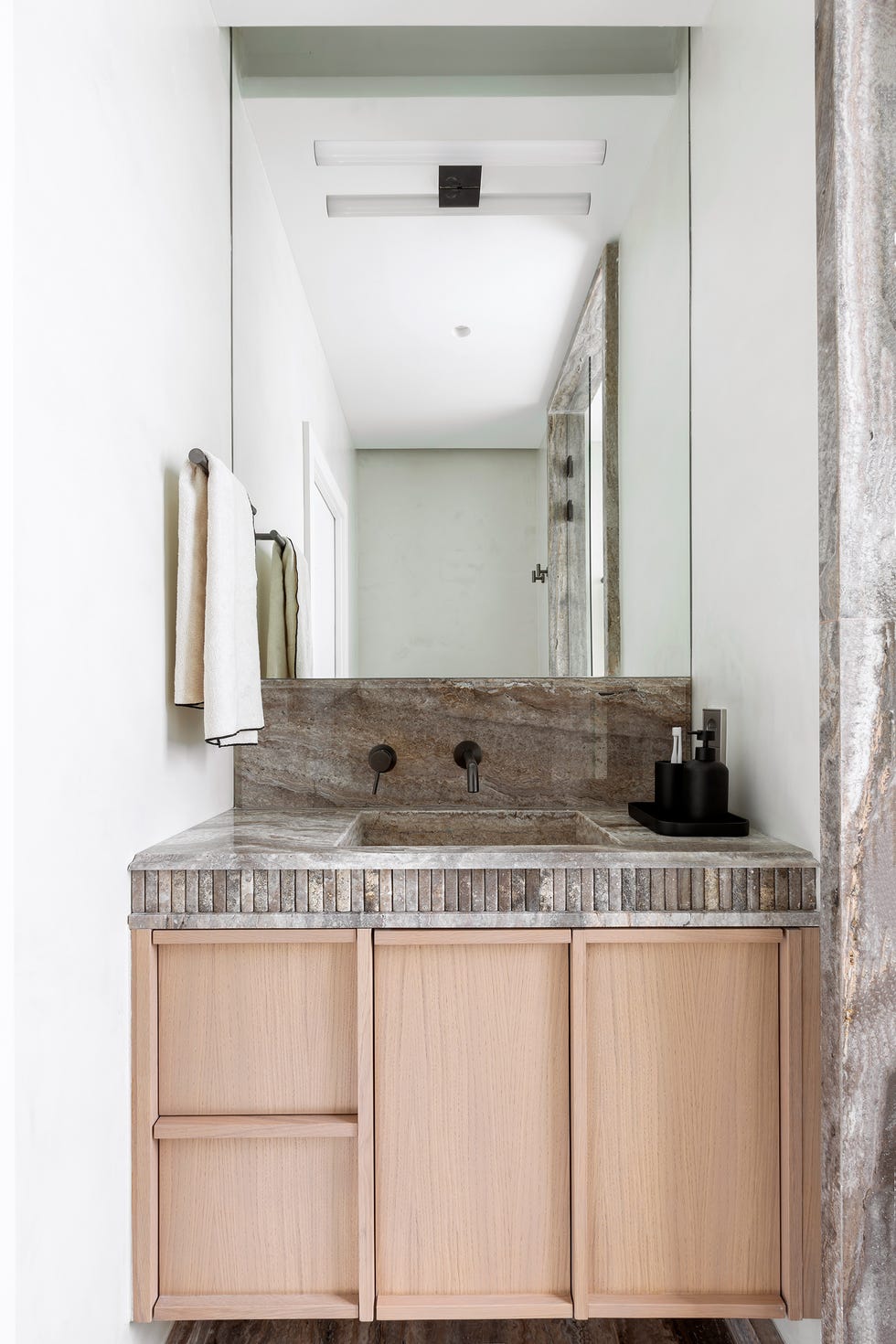 mueble de baño volado de madera con encimera de mármol