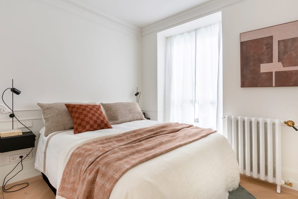 dormitorio con molduras blancas