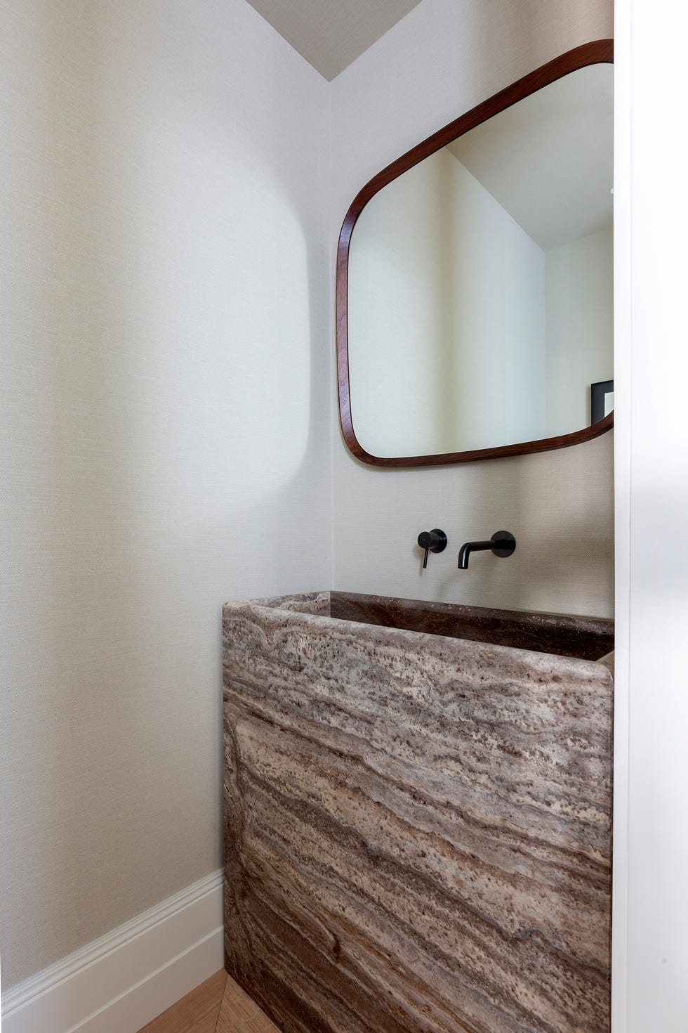 baño con mueble de piedra