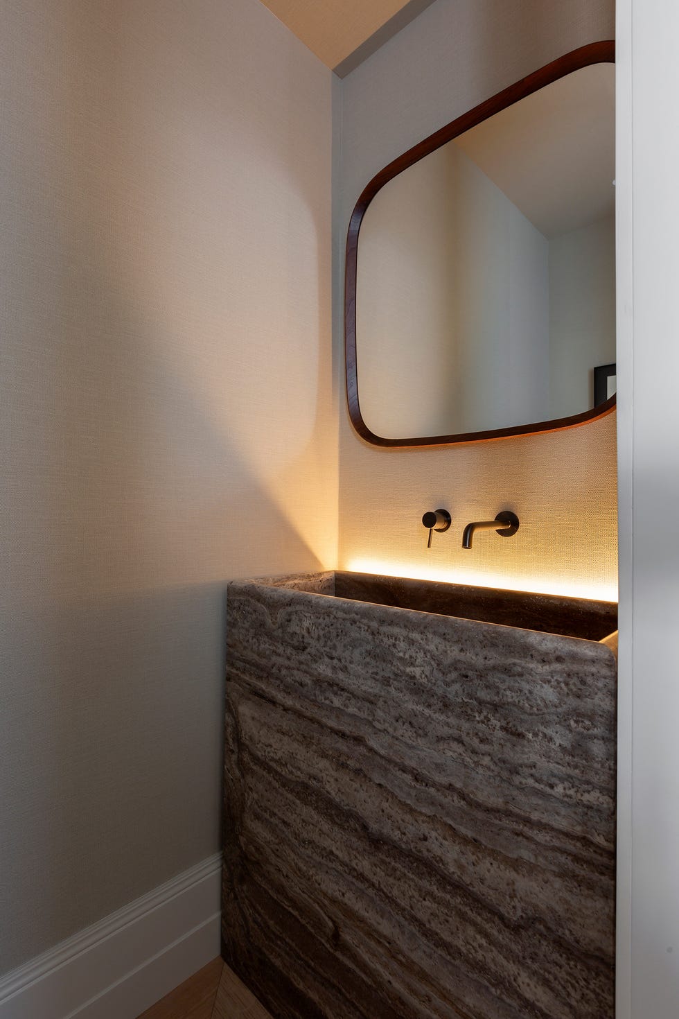 baño con mueble de piedra