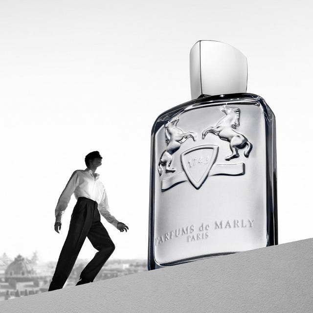 Botella de perfume y una persona en una pose elegante.