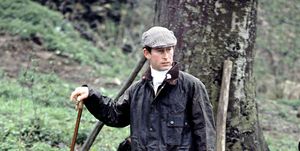 バブアーのジャケット「ソルウェイジッパー」を着て田園地帯を散策する、英国のチャールズ皇太子