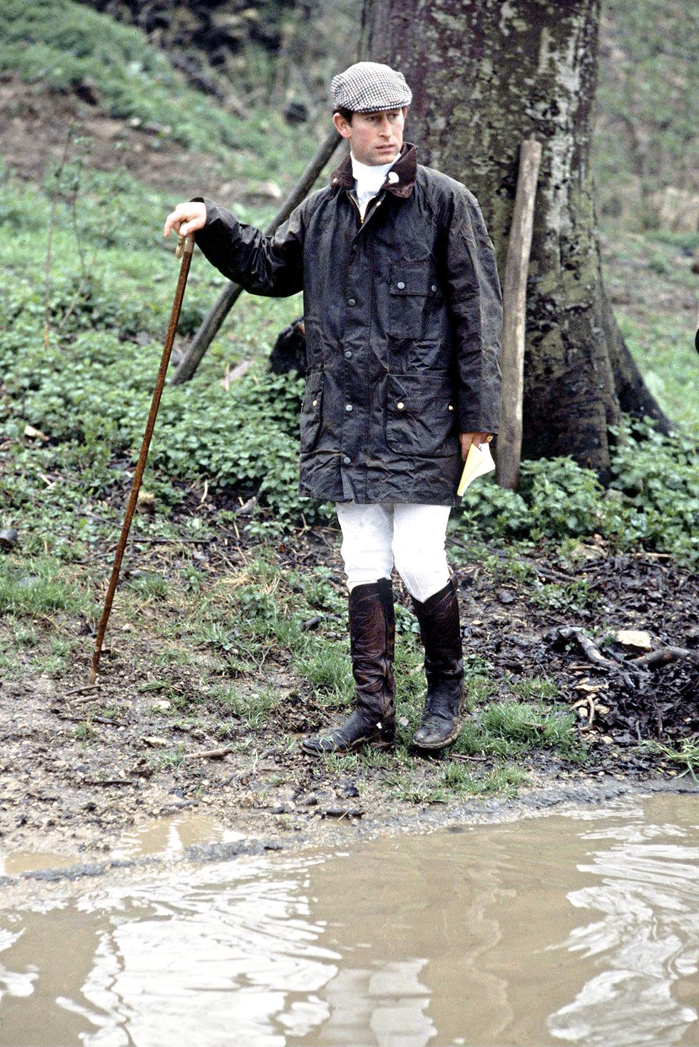 バブアーのジャケット「ソルウェイジッパー」を着て田園地帯を散策する、英国のチャールズ皇太子。
