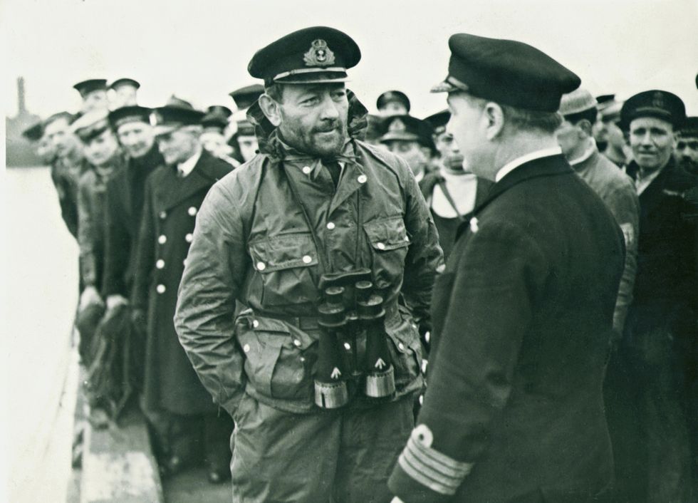 英国海軍大佐ジョージ・フィリップスは、「ウルスラ・ジャケット」を着用
