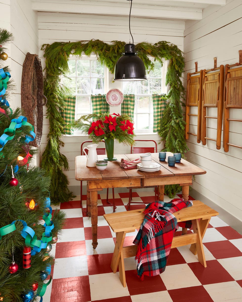 Camp Meets Christmas In This Tiny Tennessee Cottage