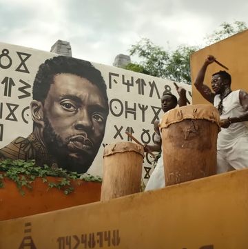 black panther wakanda forever, aka black panther ii, chadwick boseman on mural, 2022 © marvel  © walt disney studios motion pictures  courtesy everett collection