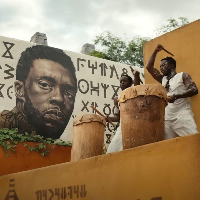 black panther wakanda forever, aka black panther ii, chadwick boseman on mural, 2022 © marvel  © walt disney studios motion pictures  courtesy everett collection