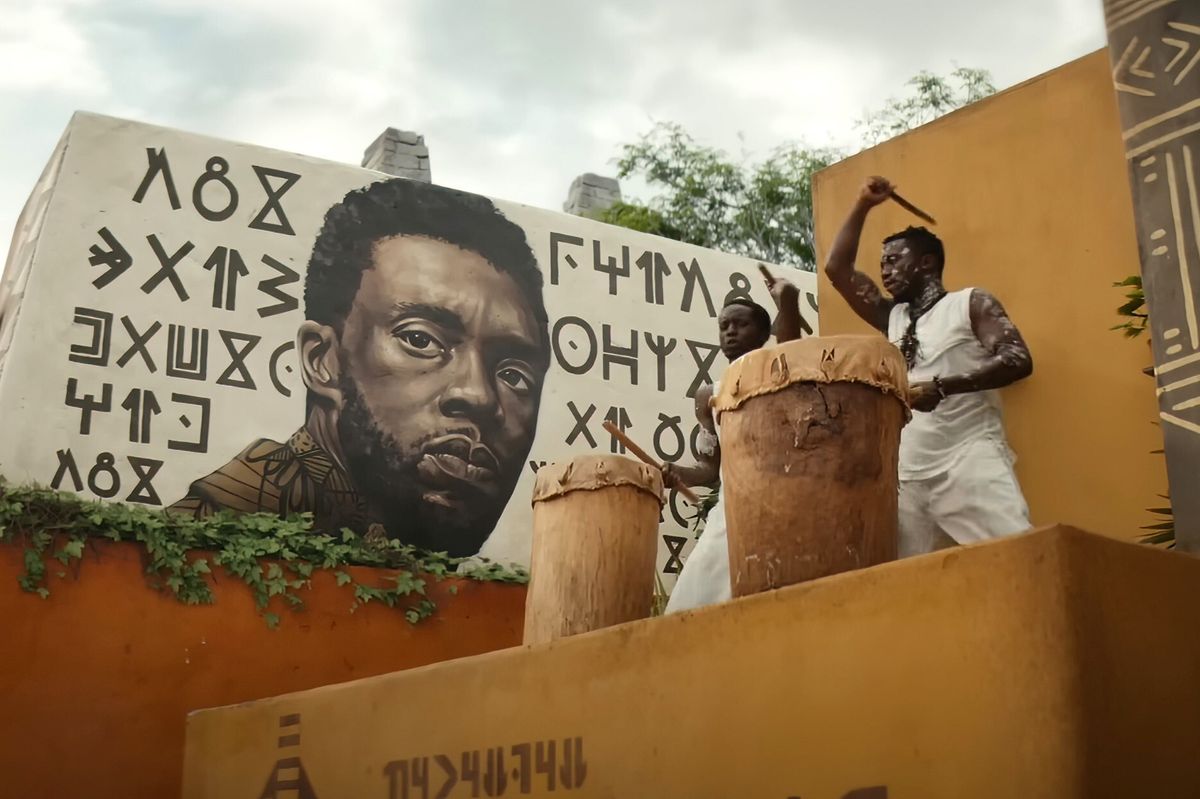 black panther wakanda forever, aka black panther ii, chadwick boseman on mural, 2022 © marvel  © walt disney studios motion pictures  courtesy everett collection
