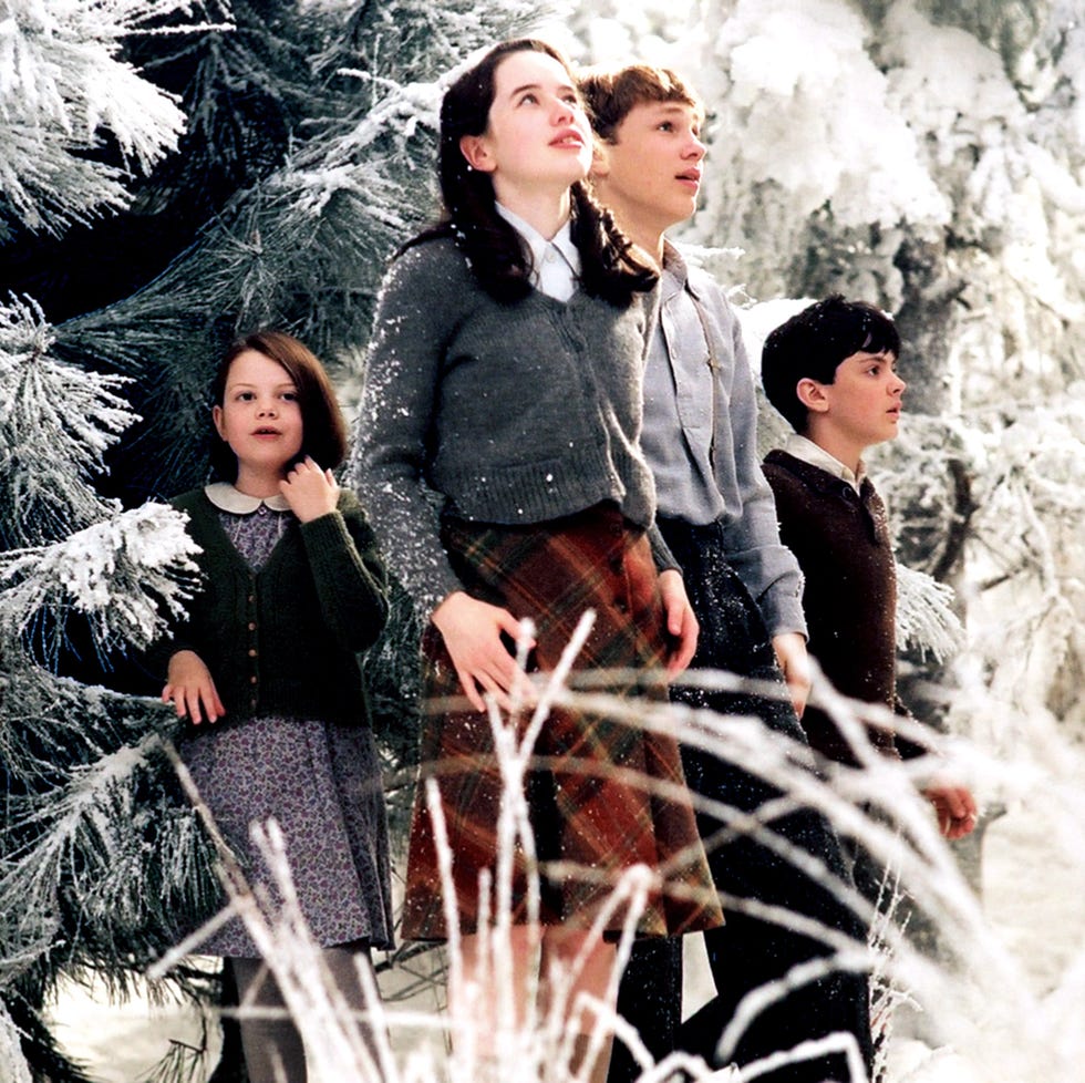 THE CHRONICLES OF NARNIA: THE LION, THE WITCH AND THE WARDROBE, Georgie Henley, Anna Popplewell, Wil the chronicles of narnia: the lion, the witch and the wardrobe, georgie henley, anna popplewell, william moseley, skandar keynes, 2005, (c) walt disney/courtesy everett collection