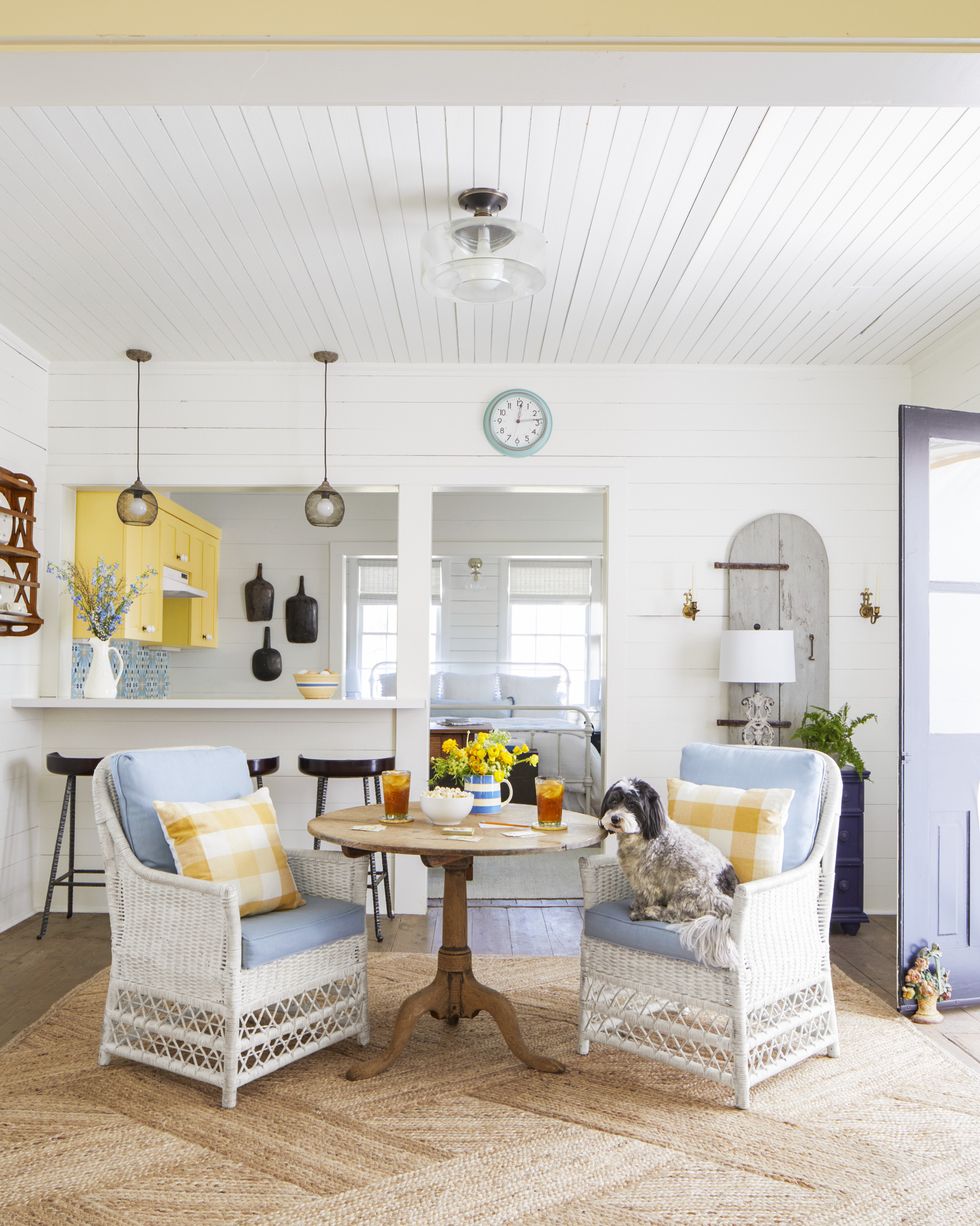 tiny texas dining room with small round table and wicker chairs