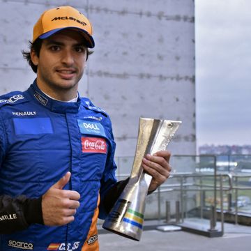 carlos sainz, con el trofeo que le acredita como tercer clasificado del gran premio de brasil f1 2019