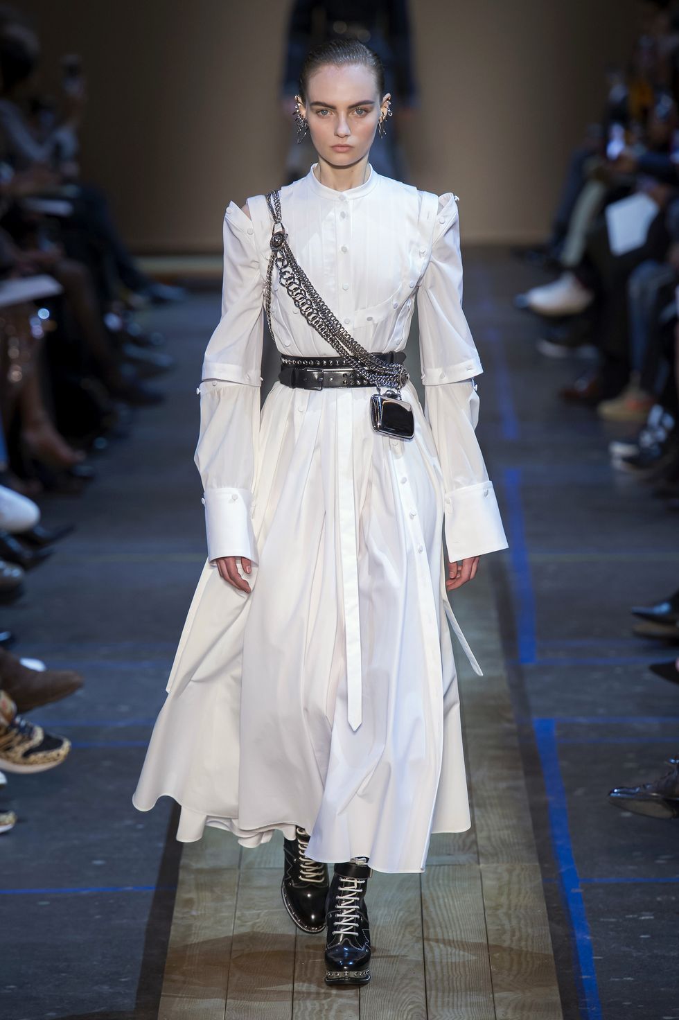 【巴黎時裝週】Alexander McQueen 僅此一件「掛滿耳環」的長裙，原來是這位已故傳奇設計師最初的夢！