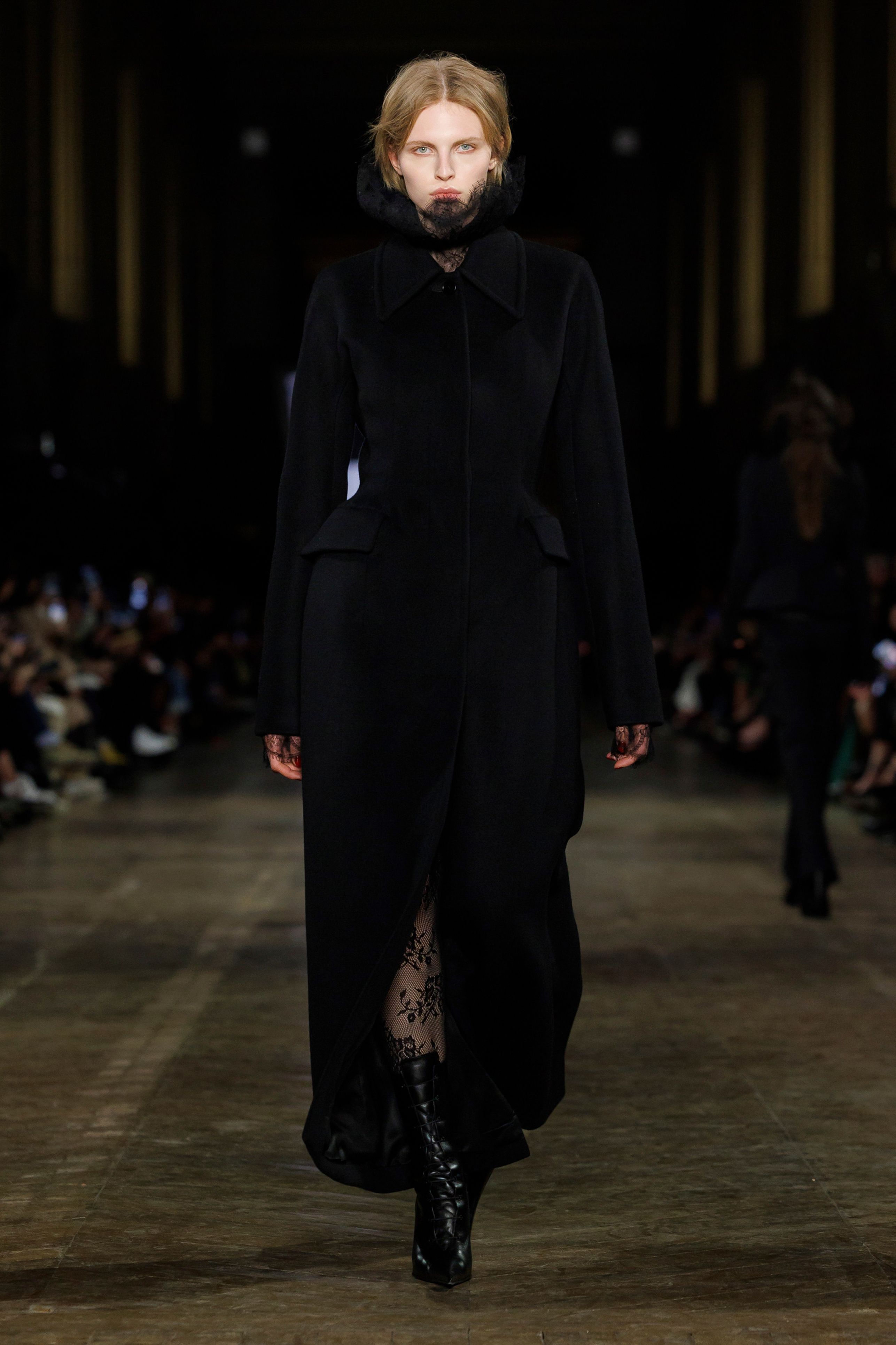 アレキサンダー・マックイーン（ALEXANDER MCQUEEN）2025-26秋冬