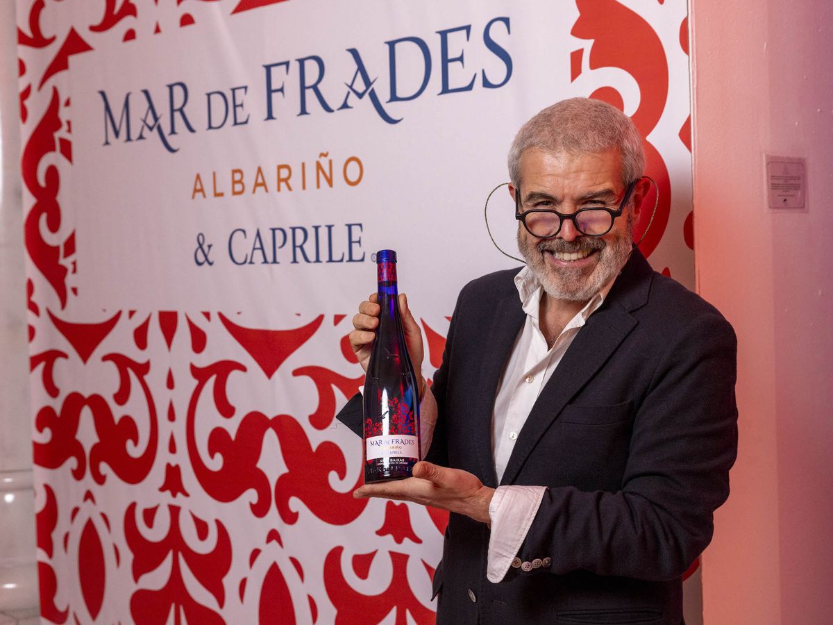 Así es la nueva e icónica botella azul de Mar de Frades diseñada por  Lorenzo Caprile